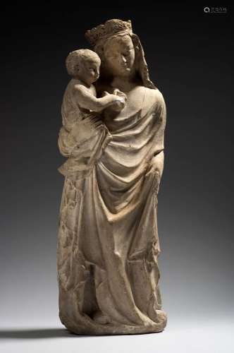 Vierge à l'Enfant en pierre calcaire sculptée. Debout et...