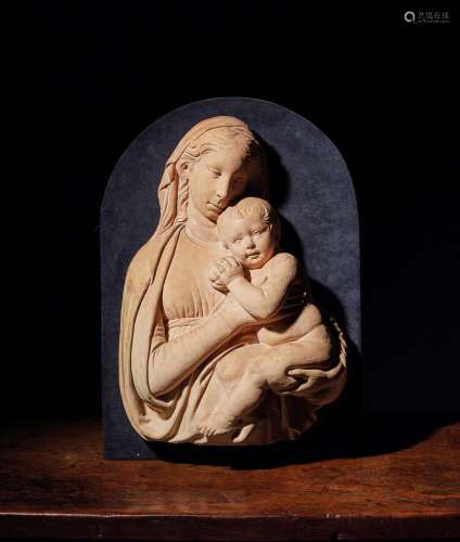 Bas-relief en terre cuite patinée représentant une Vierge à ...