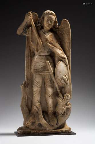 Saint Michel en albâtre sculpté avec restes de dorure et de ...