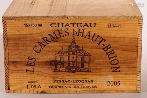 CHÂTEAU LES CARMES HAUT BRION. 12 bouteilles dans sa caisse ...