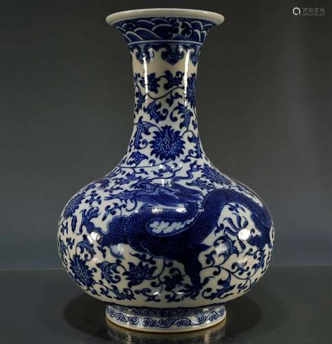 A Fine Blue and White Dragon Pattern 'Flower' Vase