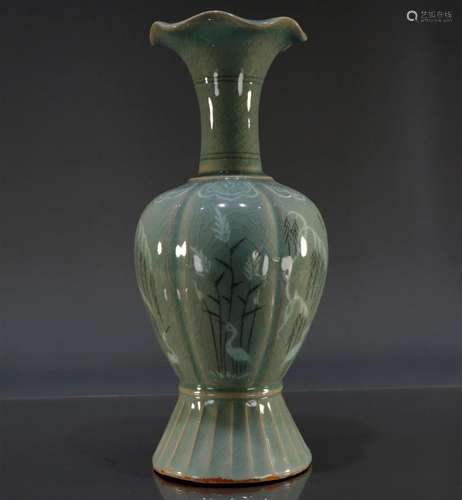 A Exquisite Korean Celadon-Glazed Floral Wire-Edge Vase