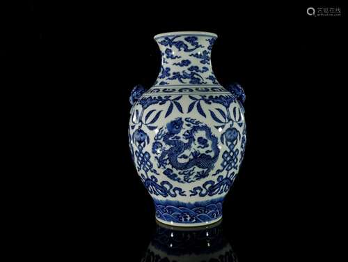 A Blue and White Dragon Pattern Handle Vase