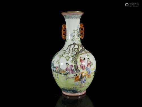 A Delicate Famille-rose Handle Vase