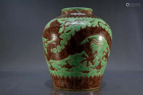 Green Ground Red Color Dragon Pattern Jar