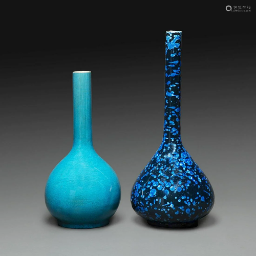 SUITE DE DEUX VASES PIRIFORMES À LONG COL