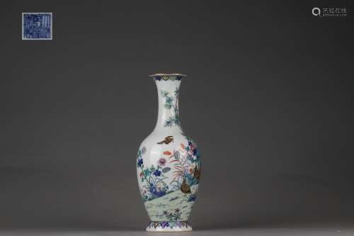 Contrasting Colored Vase with Flower and Bird Design, Qianlo...