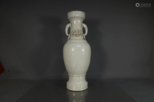 A Shufuyao Elephant-Handled Vase