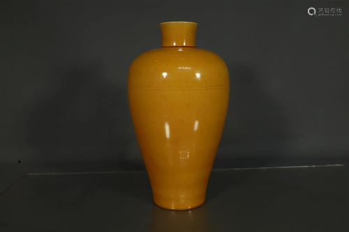 A Fine Yellow-Glazed Vase