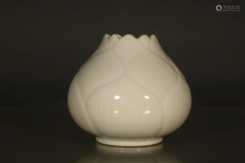 A Lovely White-Glazed Pomegranate Zun-form Vase