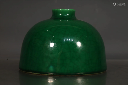 A Wonderful Melon Peel Green horseshoe Zun-Form Vase