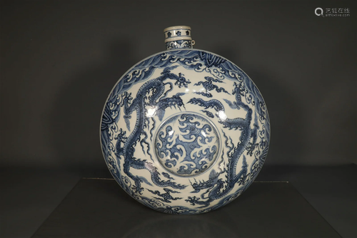 A Fine Blue And White Seawater Cloud& Dragon Vase