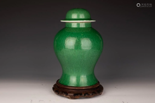Green Glazed Jar Vase and Cover, Late Qing Dynasty