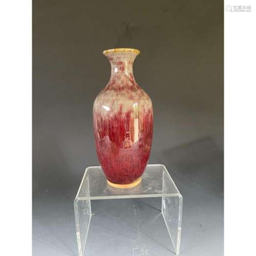 A vase in red