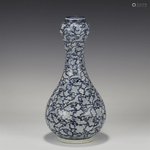 MING FAMILLE ROSE BLUE & WHITE GARLIC BOTTLE