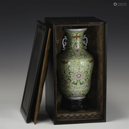 QING QIANLONG FAMILLE ROSE VASE