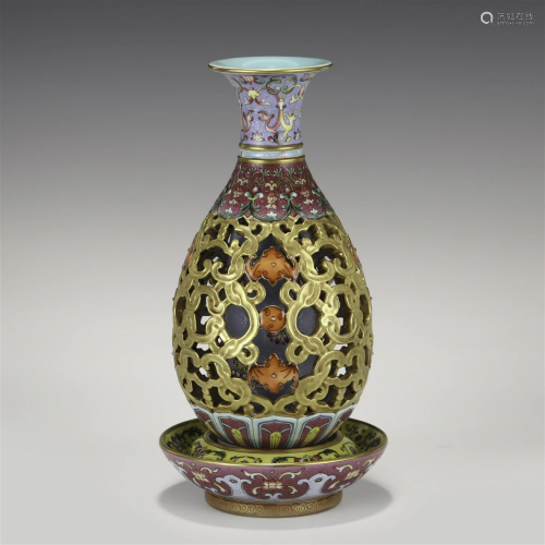 QING QIANLONG FAMILLE ROSE COLORED HEART TURNING VASE