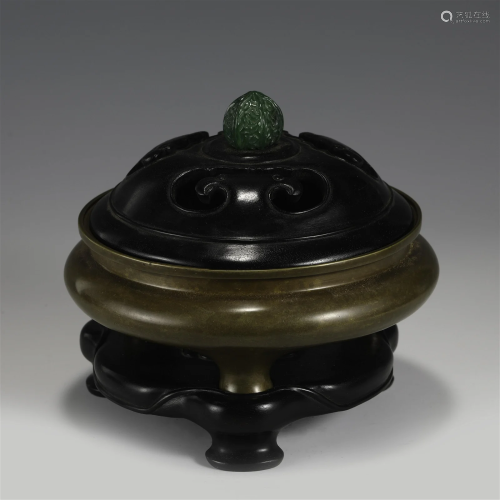 MING XUANDE BRONZE LIDDED TRIPOD CENSER ON STAND