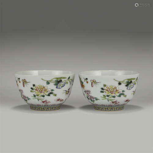 A PAIR OF QING KANGXI FAMILLE ROSE BOWLS