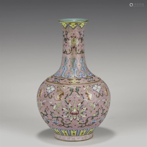 QING QIANLONG FAMILLE ROSE VASE