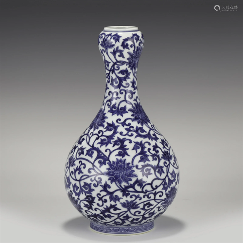 QING QIANLONG BLUE & WHITE GARLIC VASE