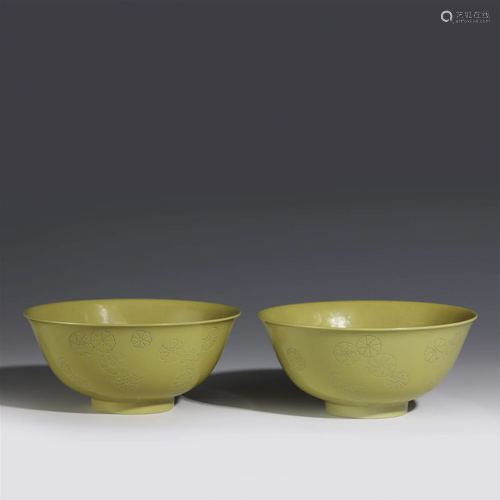 A PAIR OF GUANGXU YELLOW GLAZED BOWLS