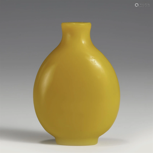 EGGYOLK YELLOW PEKING GLASS SNUFF BOTTLE