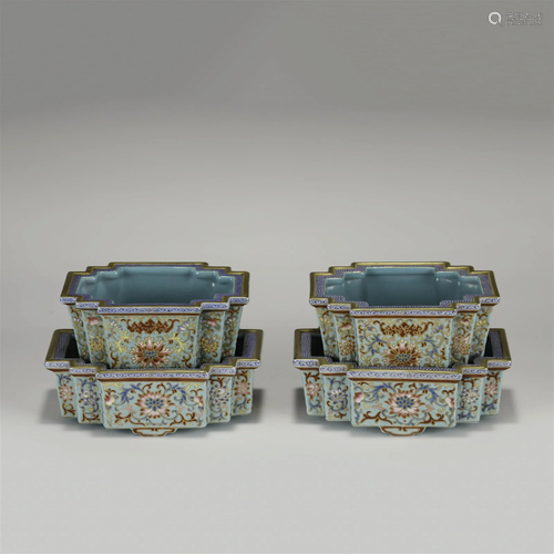 A PAIR OF QIANLONG FAMILLE ROSE FLOWER POTS