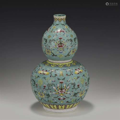 QING QIANLONG FAMILLE ROSE GOURD BOTTLE