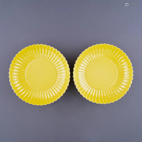 PAIR YONGZHENG FAMILLE JAUNE CHRYSHANTEMUMN PLATES