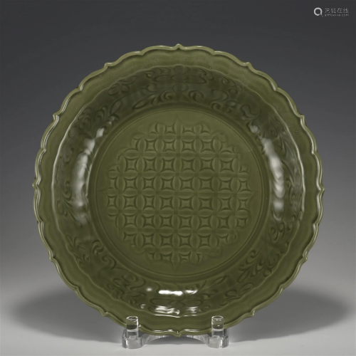 MING LONGQUAN CELADON SCALLOPED RIM CHARGER