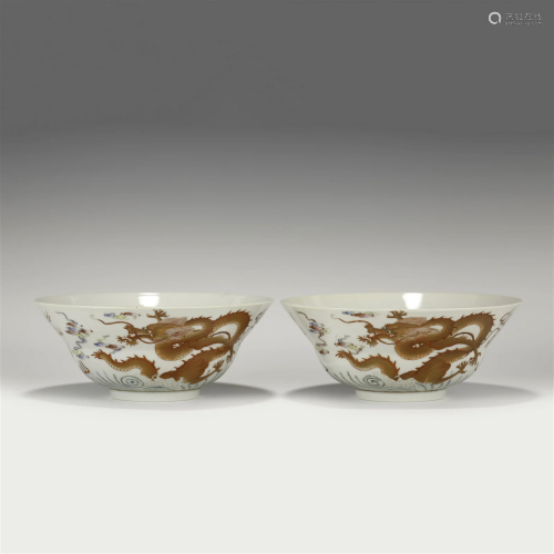 A PAIR OF QING FAMILLE ROSE FOLDED WAIST BOWLS