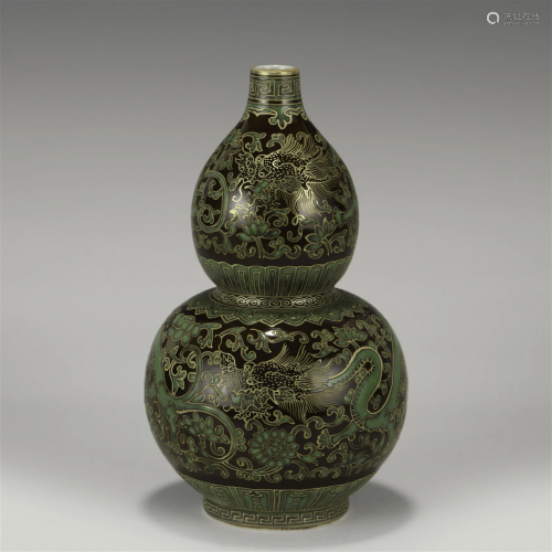 QING QIANLONG FAMILLE ROSE GOURD BOTTLE