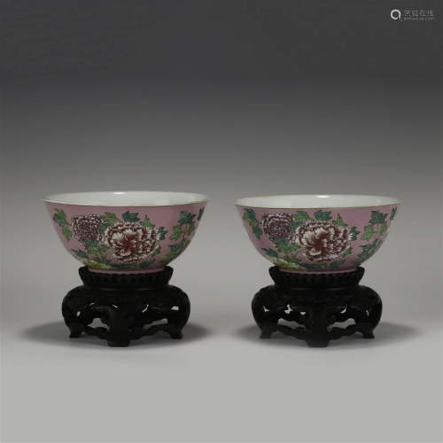 PAIR OF KANGXI FAMILLE ROSE BOWLS ON STAND