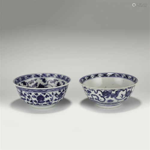 A PAIR OF MING BLUE & WHITE BOWLS