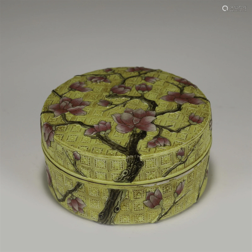 QING QIANLONG FAMILLE ROSE LIDDED POWDER BOX