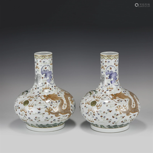 A PAIR OF GUANGXU FAMILLE ROSE DRAGON VASES