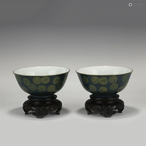 A PAIR OF QIANLONG GREEN - GLAZED GOLD BOWLS ON STAND