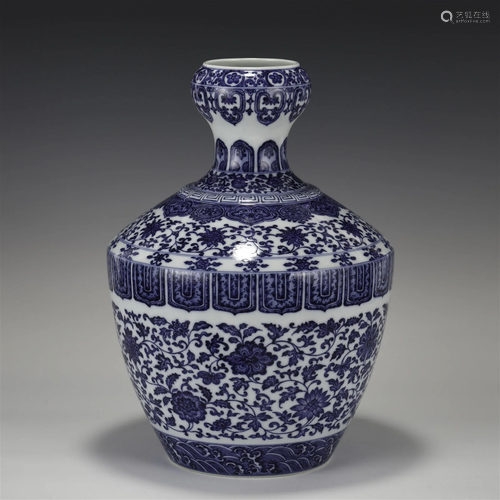 QING QIANLONG BLUE & WHITE GARLIC VASE