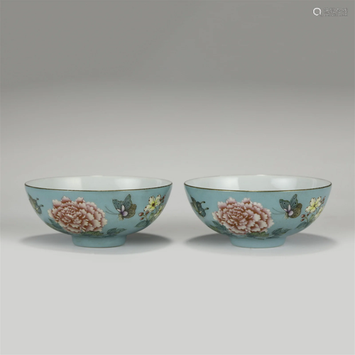 A PAIR OF QIANLONG FAMILLE ROSE BOWLS