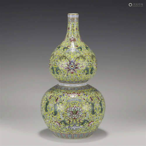 QING YONGZHENG FAMILLE ROSE GOURD BOTTLE