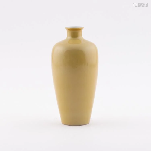 QING JIAQING YELLOW MONOCHROME VASE