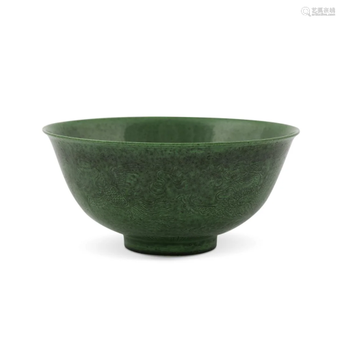 19TH C TONGZHI SGRAFITTO DRAGON FAMILLE VERTE BOWL