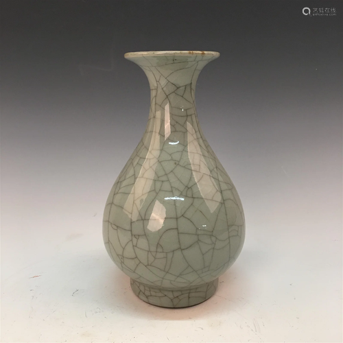 Chinese Ge Ware Bottle Vase, Qianlong Mark