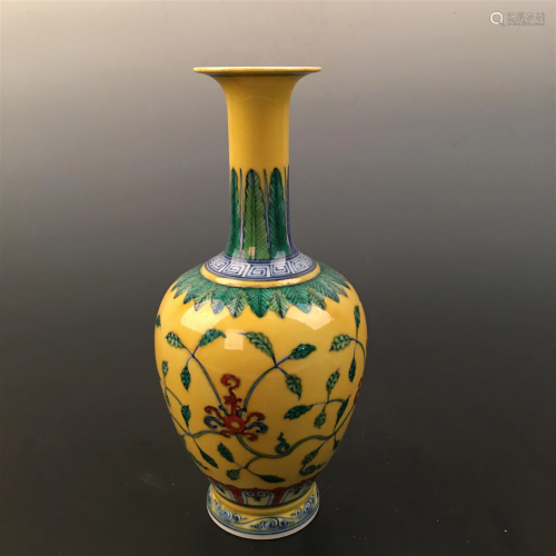 Chinese Wucai Flower Vase