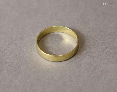 An un-marked yellow metal wedding bank; size: T; weight: 2.6...