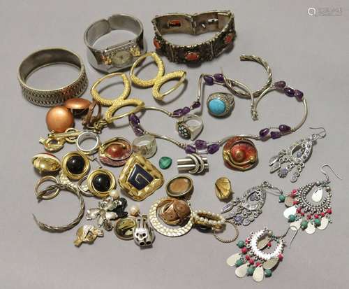 Various items of costume jewellery.