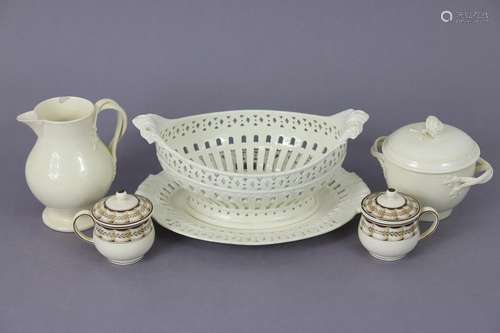 A pair of early 19th century Wedgwood creamware custard cup ...