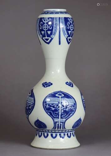 A CHINESE BLUE & WHITE PORCELAIN GARLIC-NECK VASE, of gl...