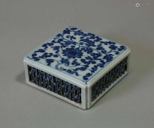 A Chinese blue & white porcelain fragrance box, of squar...